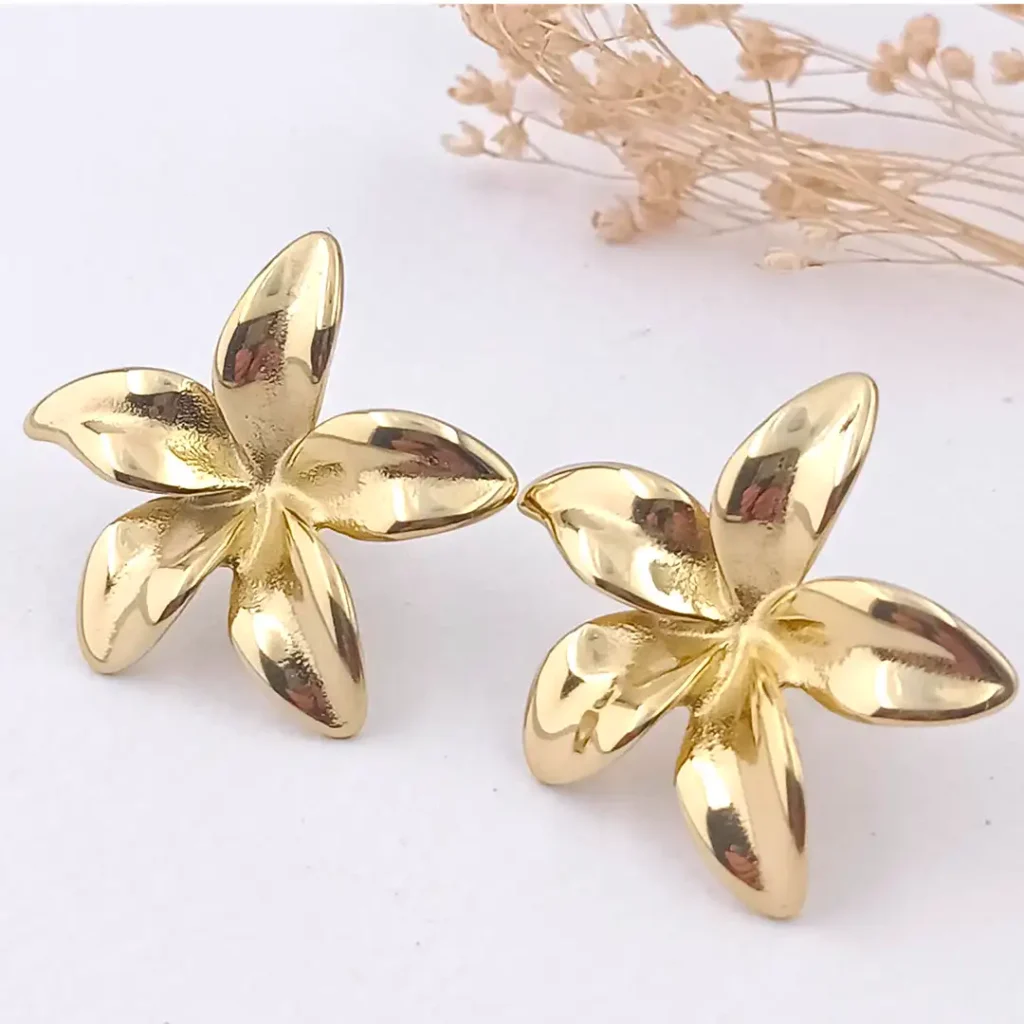 Boucles d’oreilles lobe puce fleur frangipanier doré