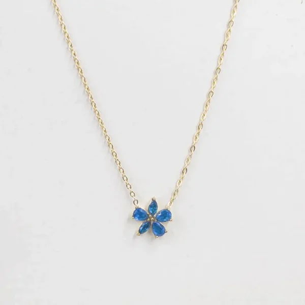 Collier doré en acier avec pendentif fleur en verre bleu.
