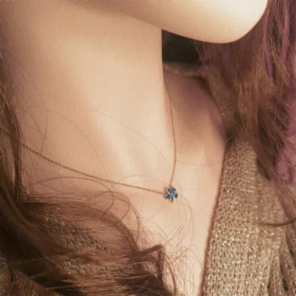 collier en acier inoxydable doré avec pendentif en forme de fleur lumineuse bleue
