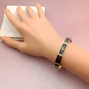 Bracelet jonc rigide en acier inoxydable doré avec motif géométrique noir gravé et émaillé,