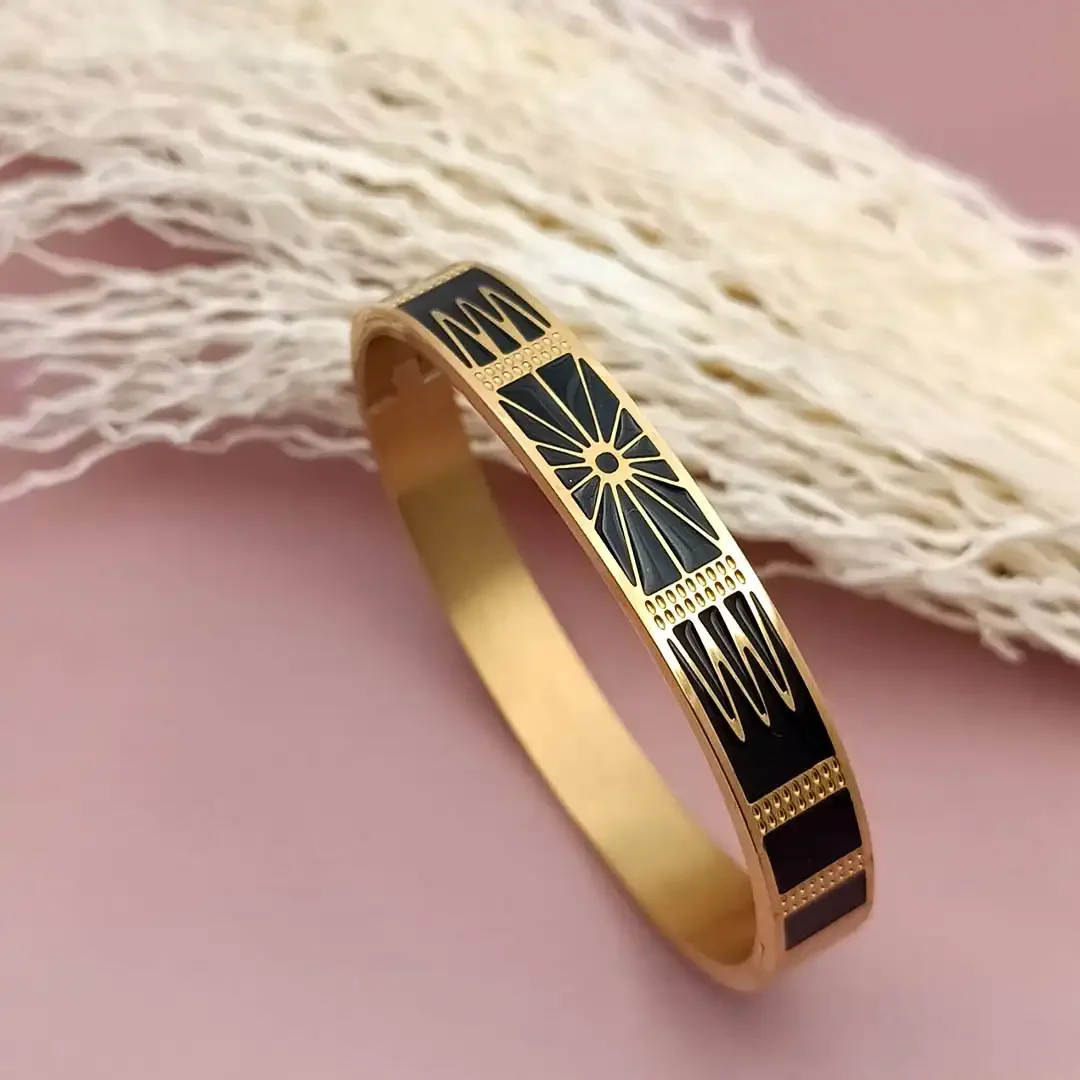 Bracelet jonc rigide en acier inoxydable doré avec motif géométrique noir gravé et émaillé,