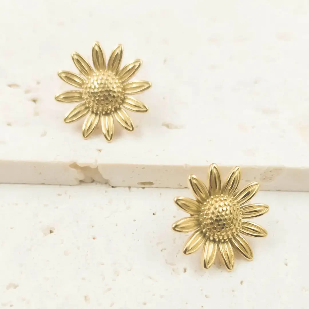 Paire de boucles d'oreilles puce en forme de marguerite dorée en acier inoxydable