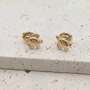 Paire de boucles d’oreilles puces en acier inoxydable doré en forme de petite tortue.