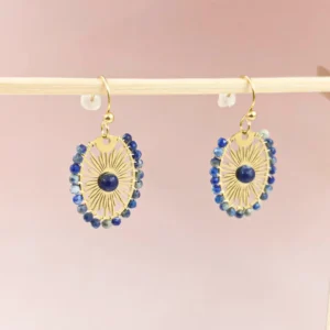 Boucles d’oreilles dorées au design solaire, ornées de perles en pierre naturelle Lapis Lazuli. Élégantes et légères, elles apportent une touche bohème et raffinée à toutes vos tenues.
