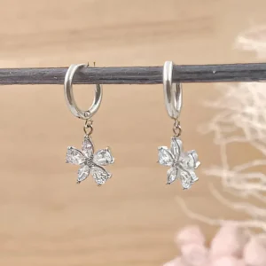 Boucles d’Oreilles Mini Créoles Fleur en Acier Inoxydable – Doré et Argenté avec Pétales Cristallins
