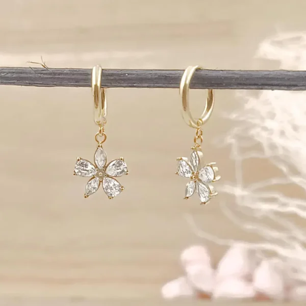 Boucles d’Oreilles Mini Créoles Fleur en Acier Inoxydable – Doré et Argenté avec Pétales Cristallins