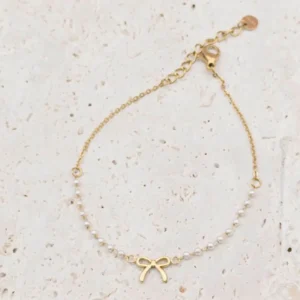 Bracelet en acier doré avec perles blanches nacrées et pendentif nœud – bijou fin et élégant pour femme