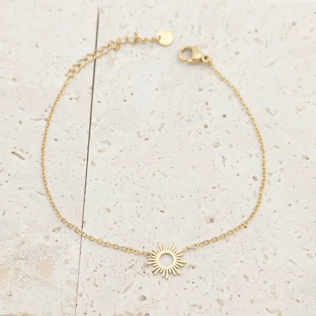 Bijou femme minimaliste – bracelet doré avec soleil ajouré