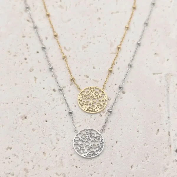 Collier en acier inoxydable pendentif ajouré fleurs