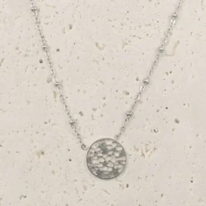 collier-acier-pendentif-ajoure-fleurs-argente