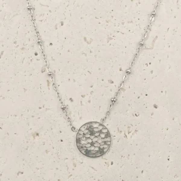 collier-acier-pendentif-ajoure-fleurs-argente