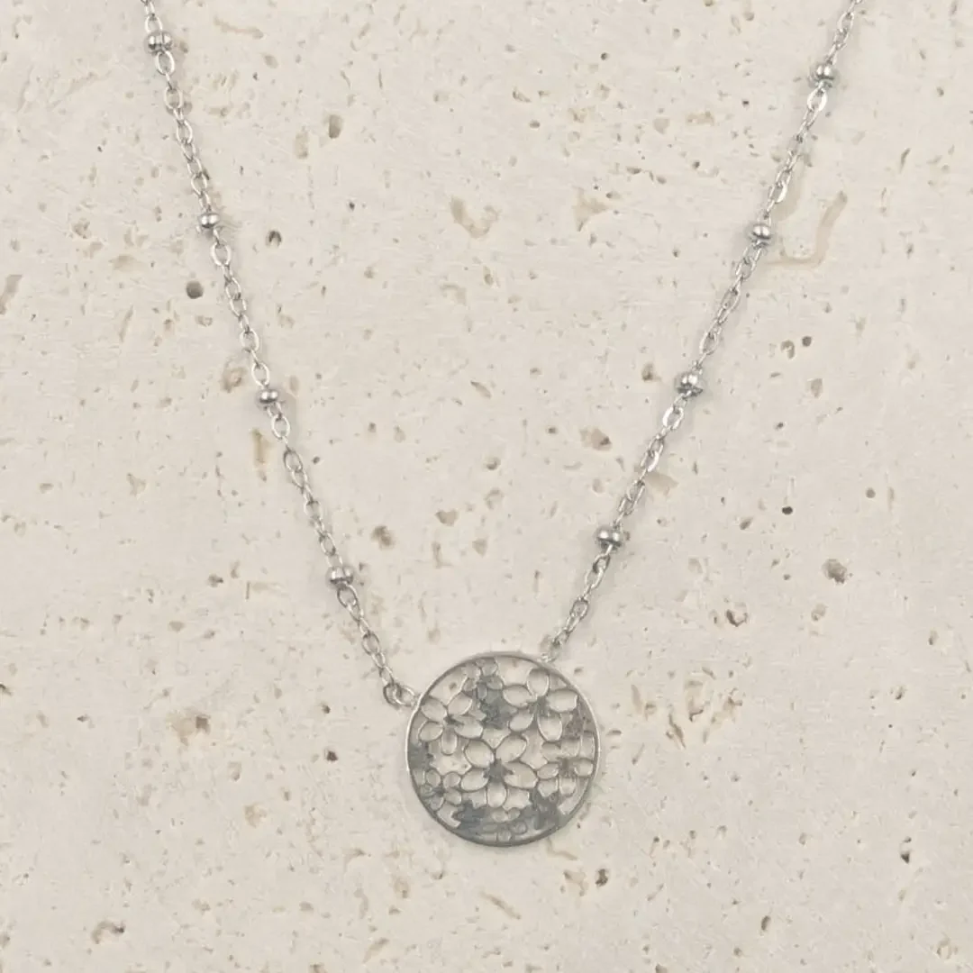 collier-acier-pendentif-ajoure-fleurs-argente