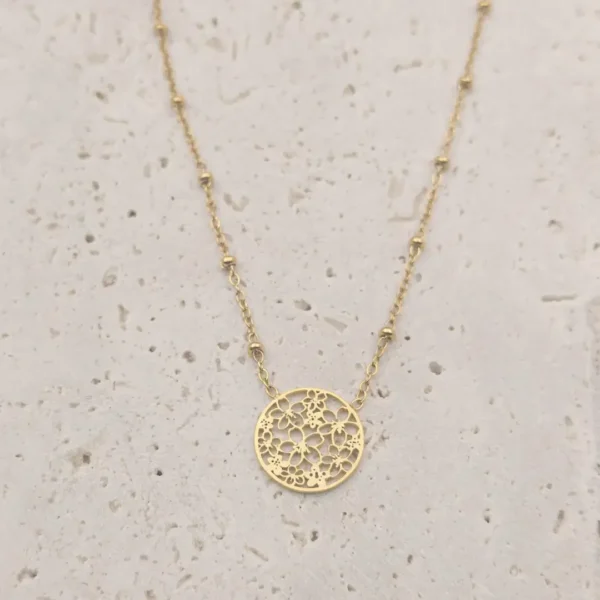 Collier en acier doré avec pendentif ajouré fleur