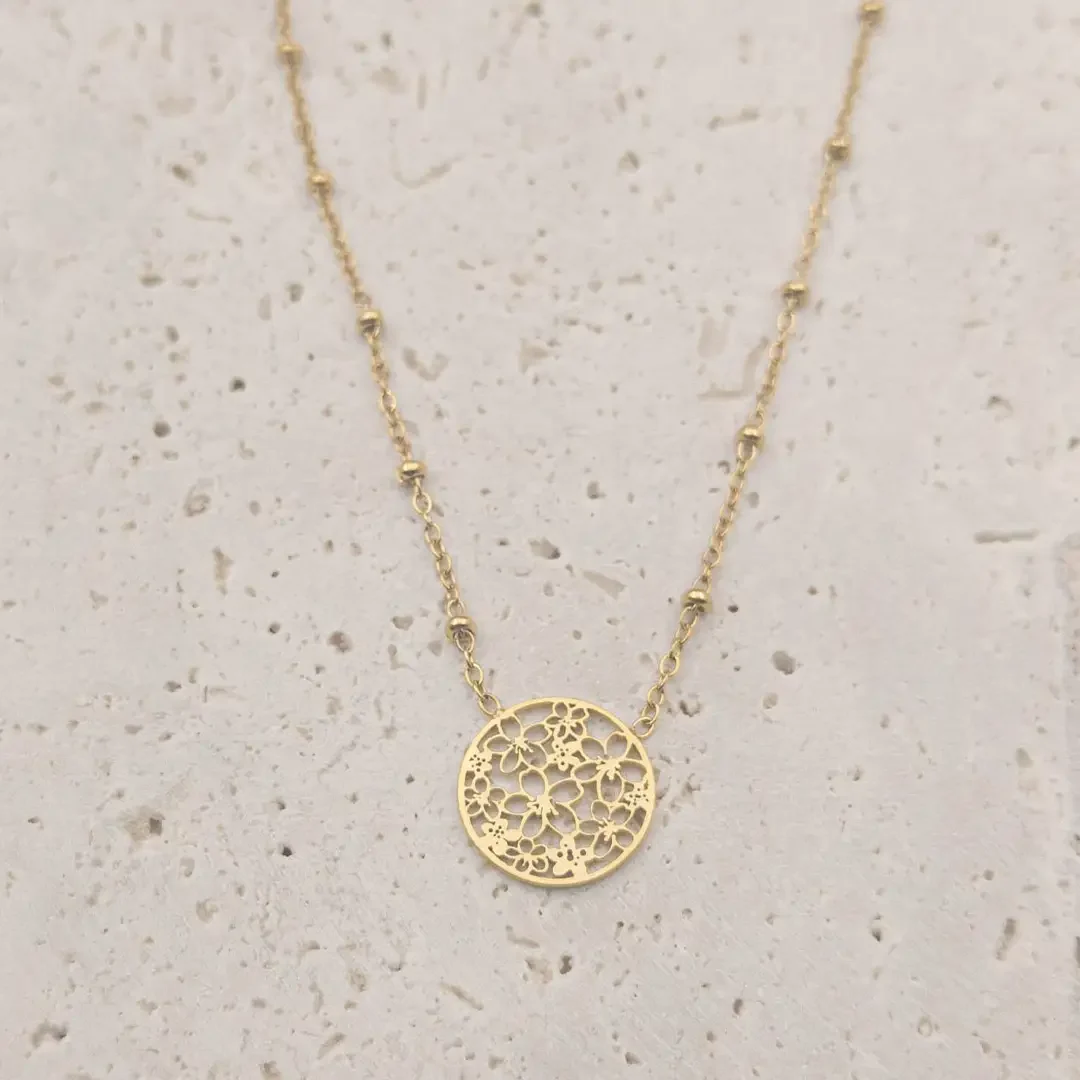 Collier en acier doré avec pendentif ajouré fleur
