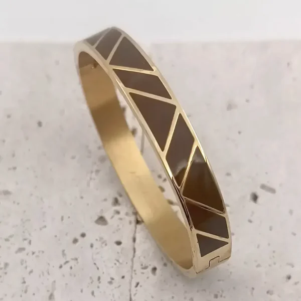 Bracelet jonc doré en acier inoxydable avec motifs géométriques émaillés marron
