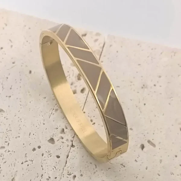 Bracelet jonc doré en acier inoxydable avec motifs géométriques émaillés marron