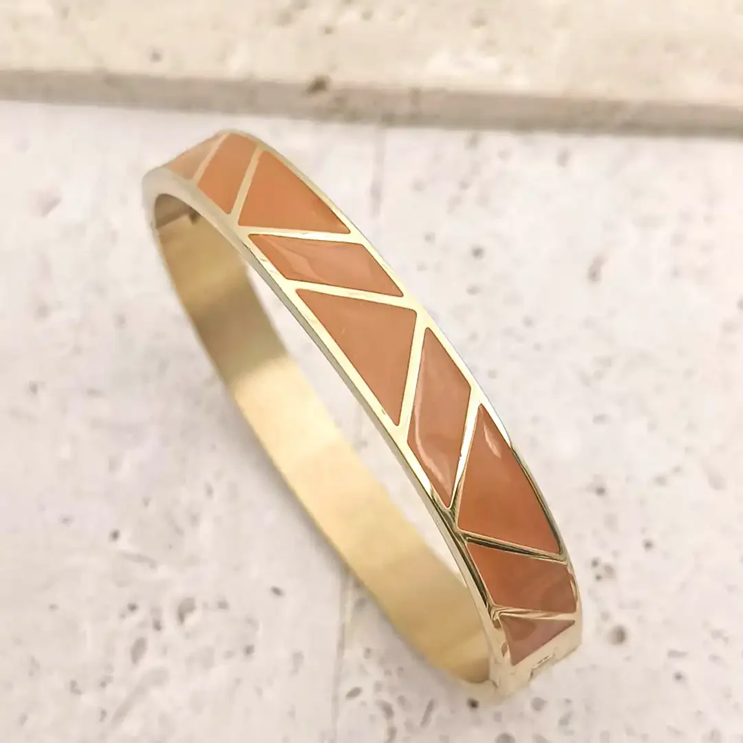 Bracelet jonc rigide en acier doré avec émaux géométriques, marron rouille