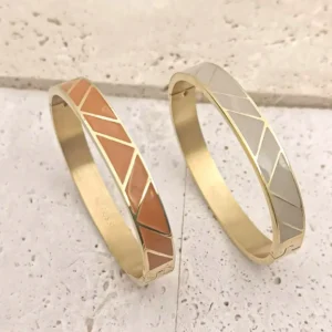 Bracelet jonc rigide en acier doré avec émaux géométriques, coloris beige et marron rouille