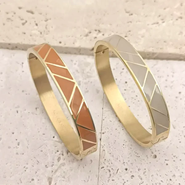Bracelet jonc rigide en acier doré avec émaux géométriques, coloris beige et marron rouille