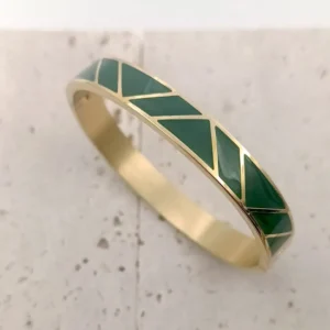Bracelet jonc en acier doré avec émail vert foncé et motifs triangles géométriques pour femme