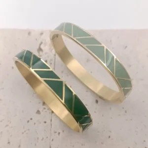 Bracelet jonc en acier doré avec émail vert et motifs triangles géométriques pour femme