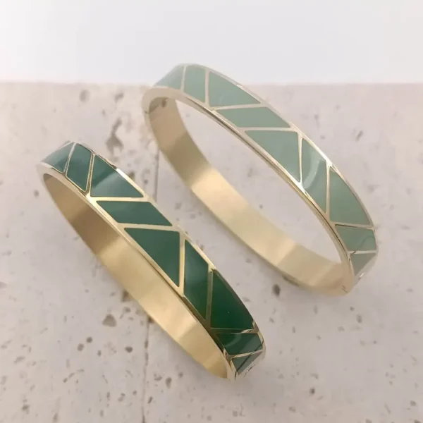 Bracelet jonc en acier doré avec émail vert et motifs triangles géométriques pour femme