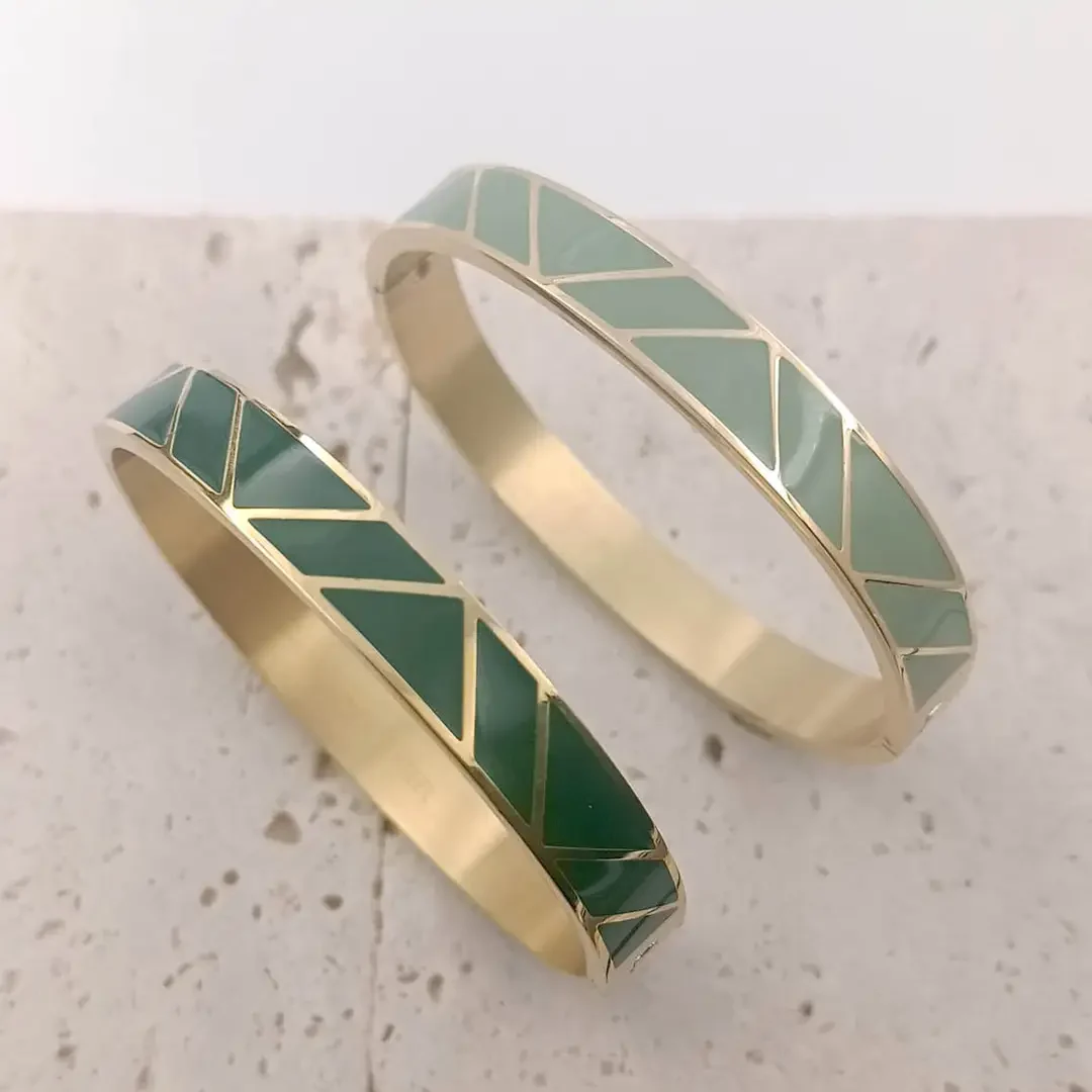 Bracelet jonc en acier doré avec émail vert et motifs triangles géométriques pour femme