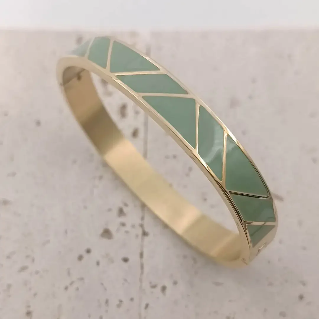 Bracelet jonc en acier doré avec émail vert gris et motifs triangles géométriques pour femme