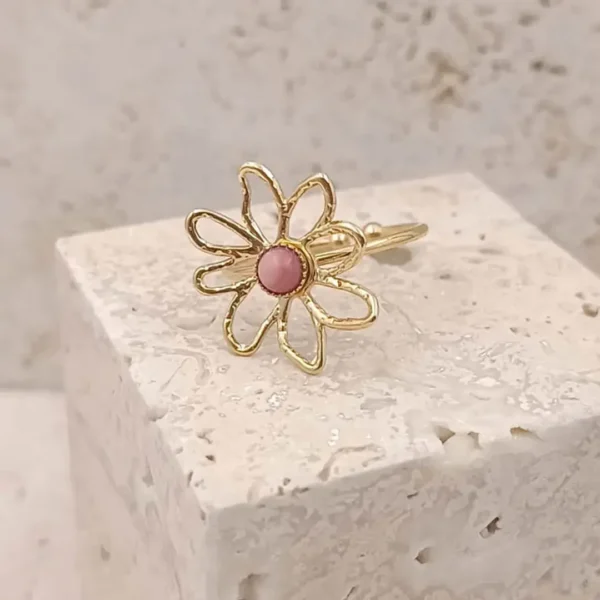 Bague pour femme en forme de fleur, ajustable, en acier doré avec pierre rose centrale – bijou élégant et féminin