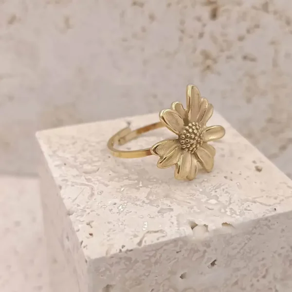 Bague marguerite pour femme en acier doré, ajustable, avec fleur – bijou floral élégant