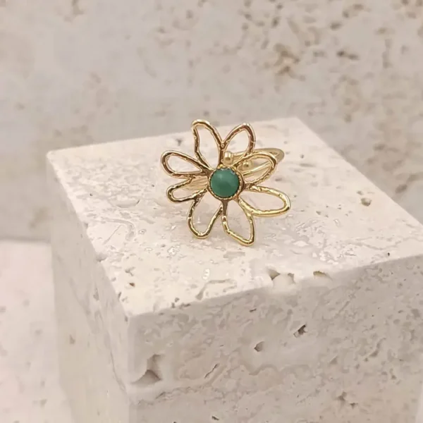 Bague pour femme en forme de fleur, ajustable, en acier doré avec pierre verte centrale – bijou élégant et féminin