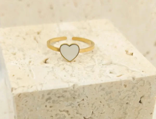 Bague enfant en acier doré avec coeur émaillée blanc, bijou ajustable pour fille de 5 à 10 ans