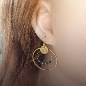 Boucles d’oreilles pendantes en acier doré avec perles naturelles de lapis-lazuli bleu, style bohème chic