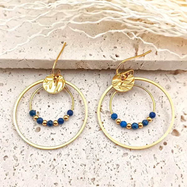 Boucles d’oreilles pendantes en acier doré avec perles naturelles de lapis-lazuli bleu, style bohème chic
