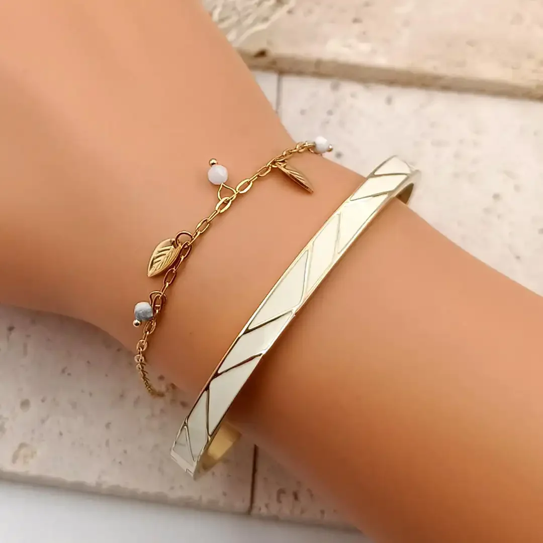 Bracelet chaîne doré avec pampilles feuilles et petites perles fines blanches, bijou raffiné