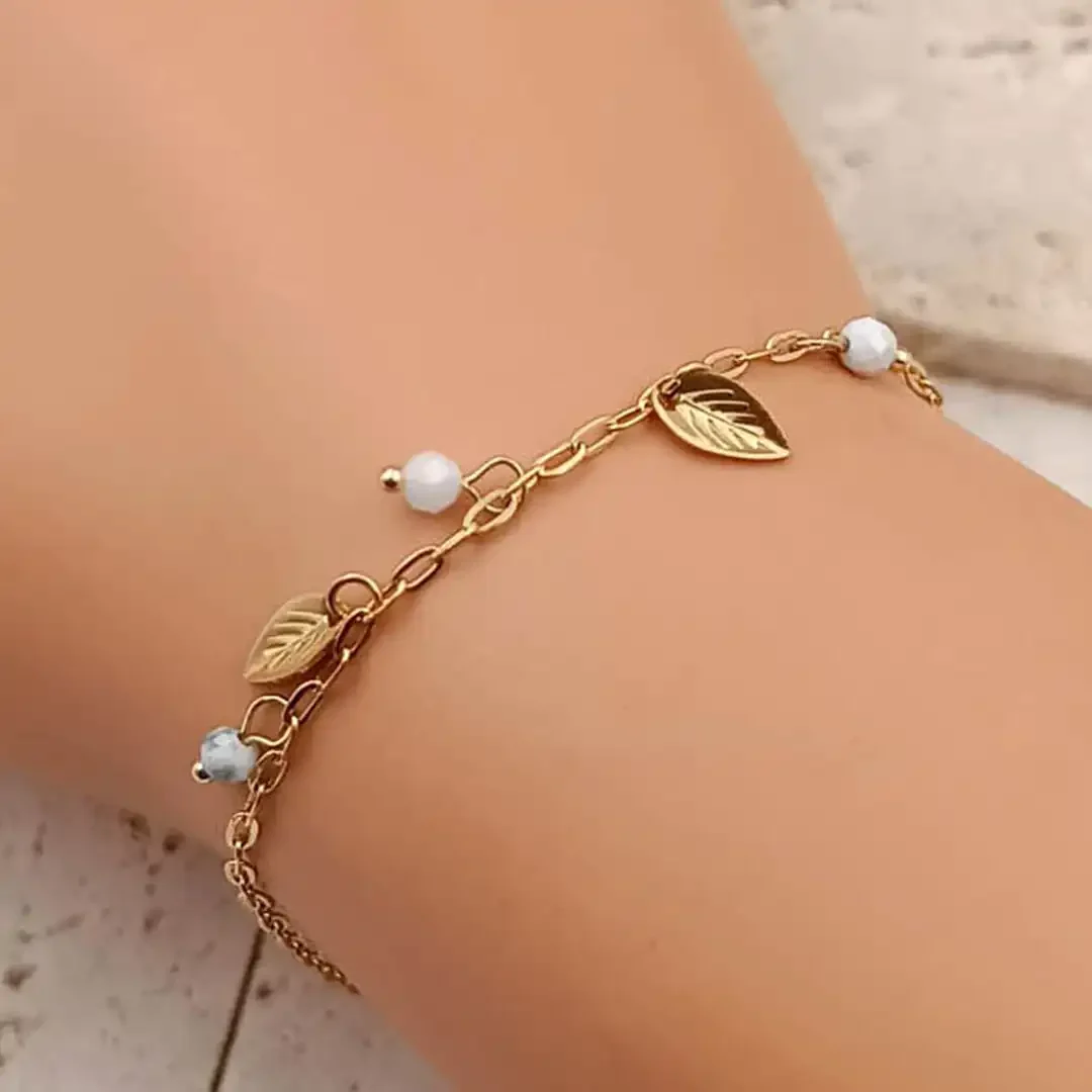 Bracelet chaîne doré avec pampilles feuilles et petites perles fines blanches, bijou raffiné