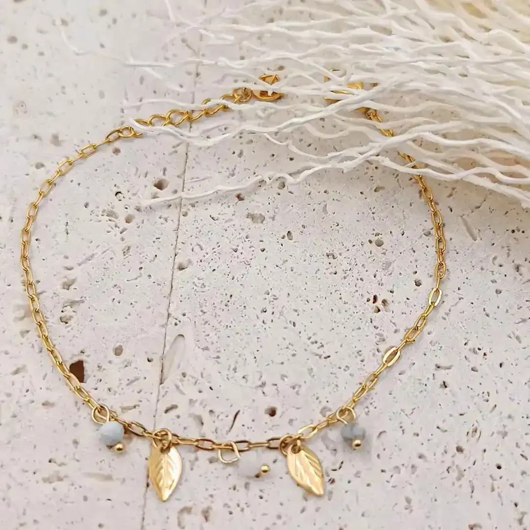 Bracelet chaîne doré avec pampilles feuilles et petites perles fines blanches, bijou raffiné