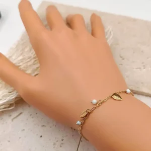 Bracelet chaîne doré avec pampilles feuilles et petites perles fines blanches, bijou raffiné