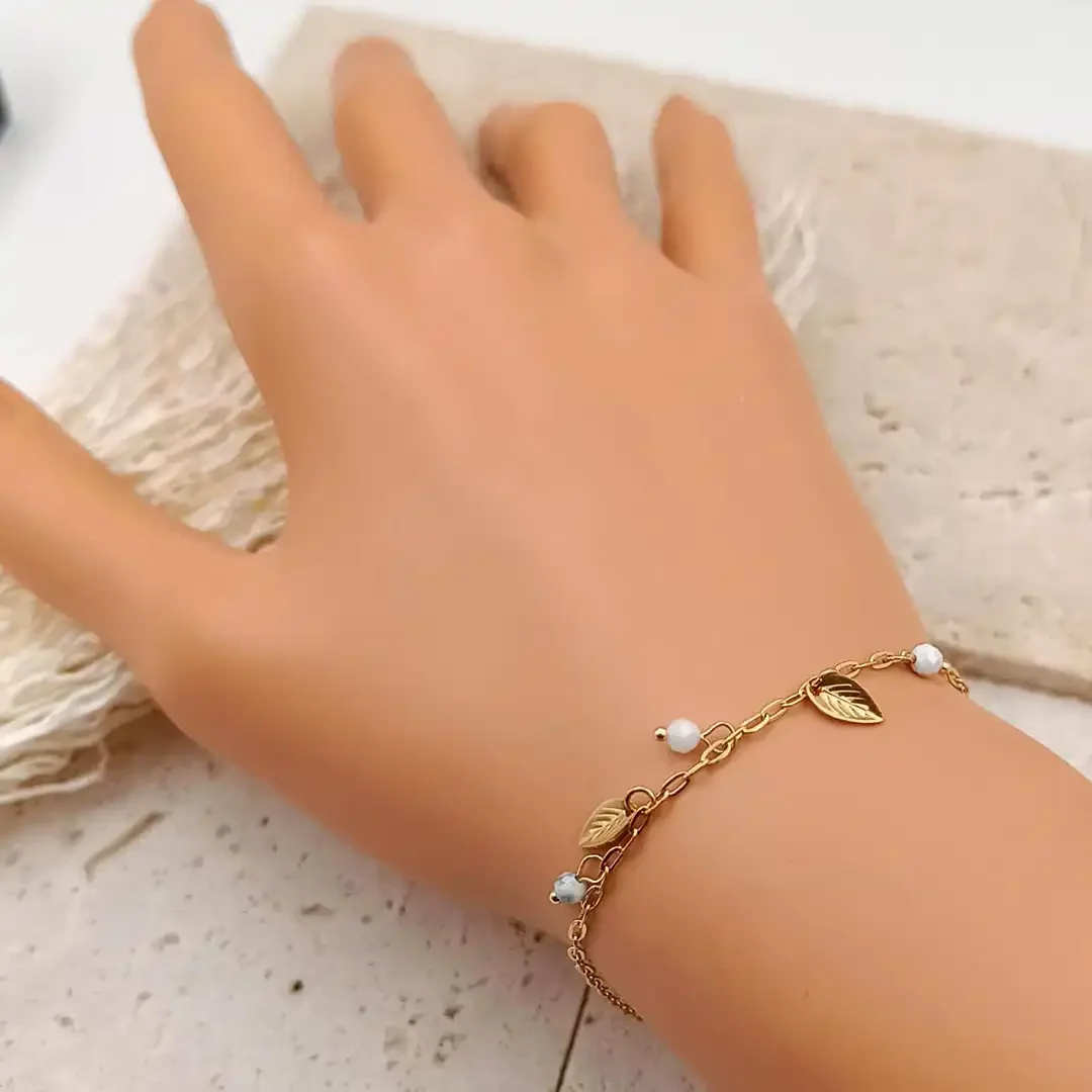 Bracelet chaîne doré avec pampilles feuilles et petites perles fines blanches, bijou raffiné