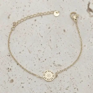 Bracelet enfant en acier doré avec pendentif rond ajouré, bijou fille élégant et hypoallergénique