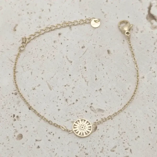 Bracelet enfant en acier doré avec pendentif rond ajouré, bijou fille élégant et hypoallergénique