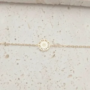 Bracelet enfant en acier doré avec pendentif rond ajouré, bijou fille élégant et hypoallergénique