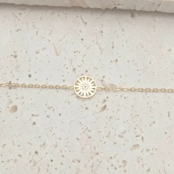 Bracelet enfant en acier doré avec pendentif rond ajouré, bijou fille élégant et hypoallergénique