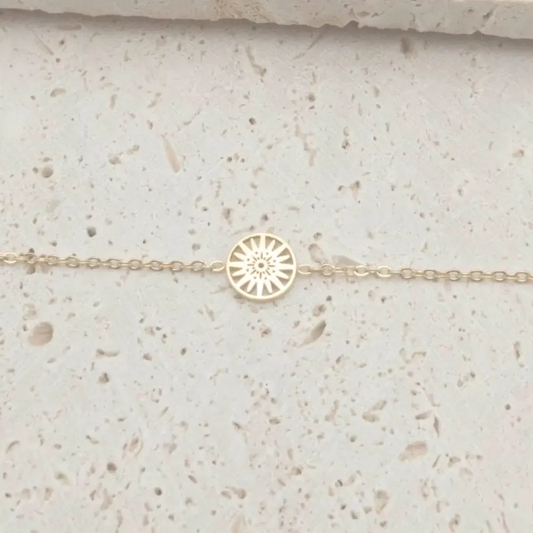 Bracelet enfant en acier doré avec pendentif rond ajouré, bijou fille élégant et hypoallergénique