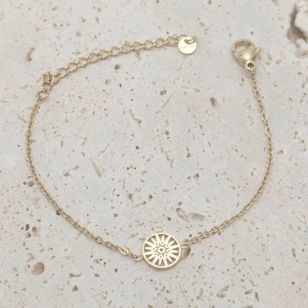 Bracelet enfant en acier doré avec pendentif rond ajouré, bijou fille élégant et hypoallergénique