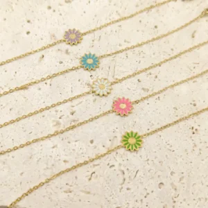 Bracelet enfant marguerite en acier doré avec fleur colorée ajustable pour petite fille 4 à 9 ans