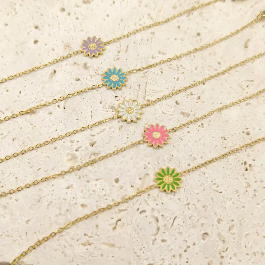 Bracelet enfant marguerite en acier doré avec fleur colorée ajustable pour petite fille 4 à 9 ans
