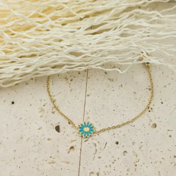 Bracelet enfant marguerite en acier doré avec fleur colorée bleu ajustable pour petite fille 4 à 9 ans