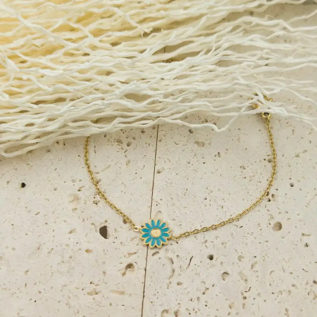 Bracelet enfant marguerite en acier doré avec fleur colorée bleu ajustable pour petite fille 4 à 9 ans