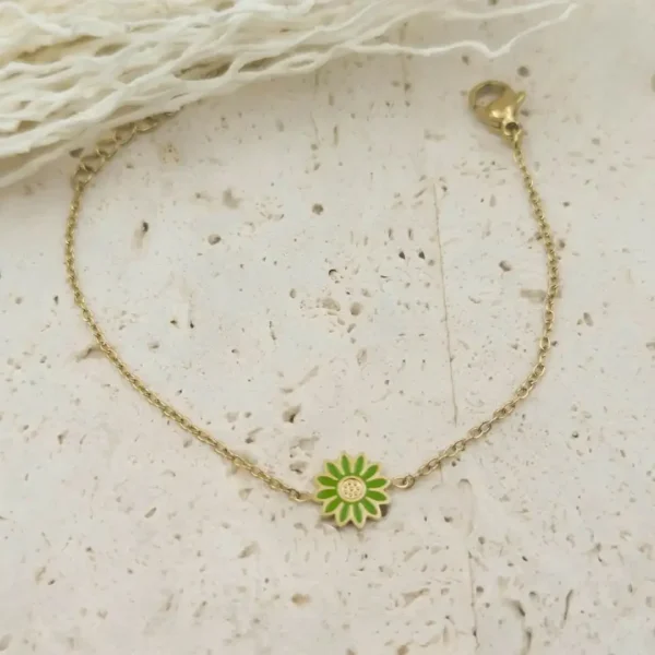 Bracelet enfant marguerite en acier doré avec fleur colorée vert ajustable pour petite fille 4 à 9 ans